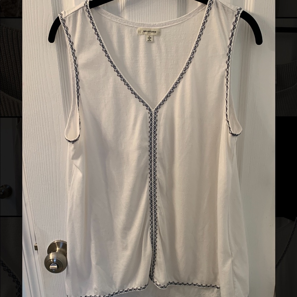 Max Studio Sleeveless White Top - V neck
